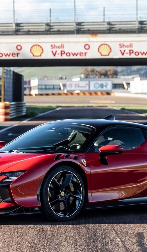 Красный автомобиль Ferrari SF90 XX Stradale на стадионе