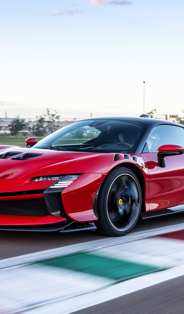 Красный автомобиль Ferrari SF90 XX Stradale на трассе