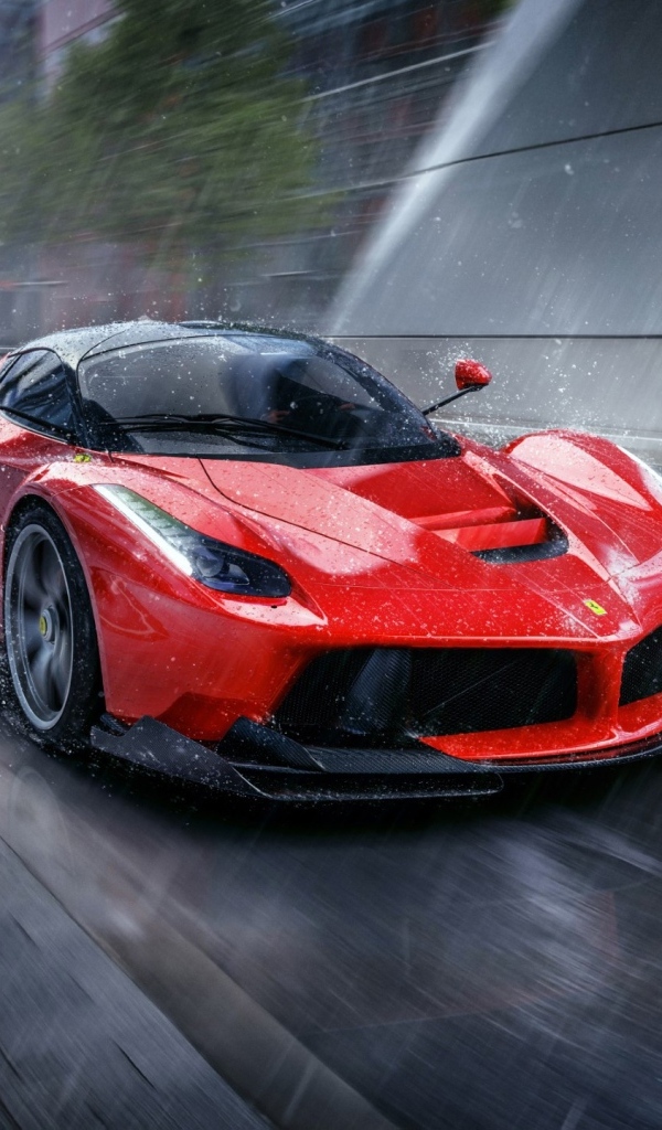 Красный LaFerrari под дождем