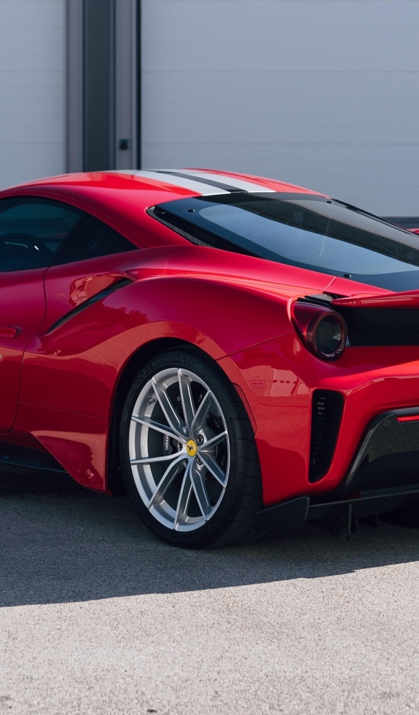 Красный автомобиль Ferrari 488 Pista вид сзади
