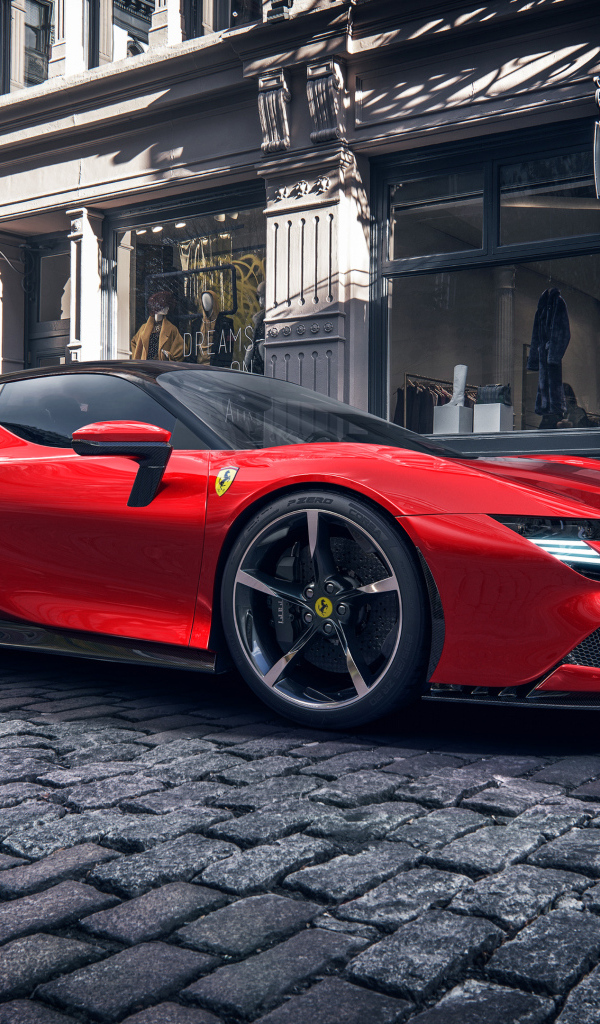 Красный автомобиль Ferrari SF90 Stradale в городе