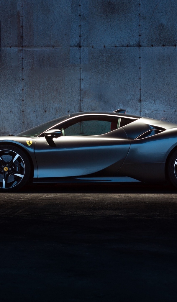 Вид сбоку на автомобиль Ferrari SF90 Stradale