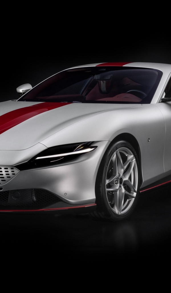 Серебристый Ferrari Roma 30th Anniversary 2023 года на черном фоне