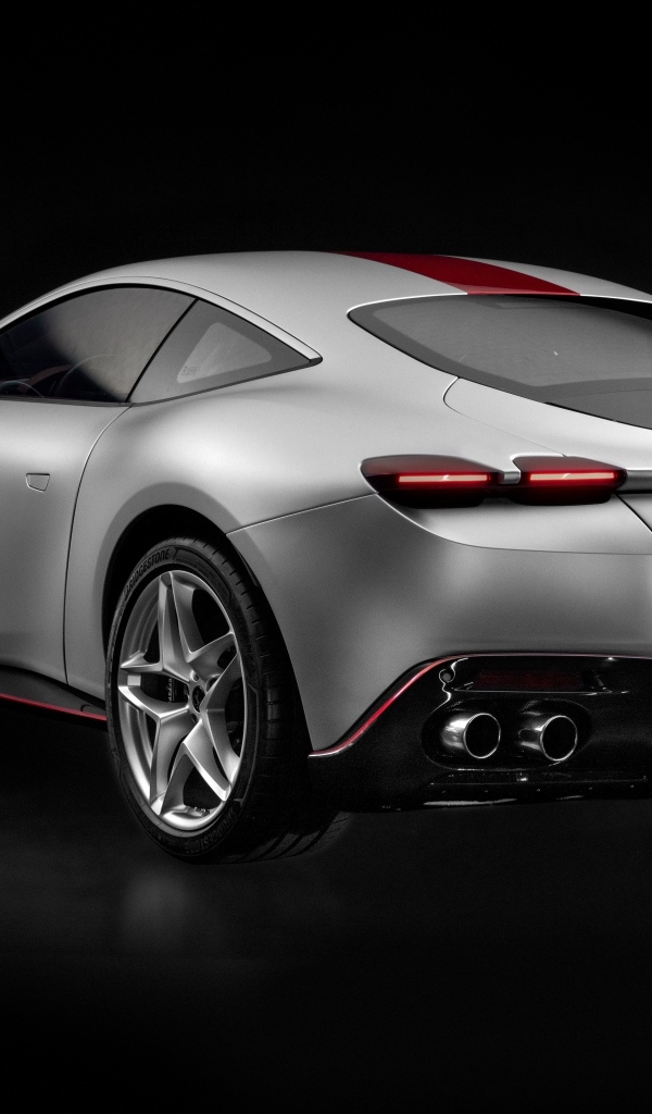Серебристый Ferrari Roma 30th Anniversary 2023 вид сзади