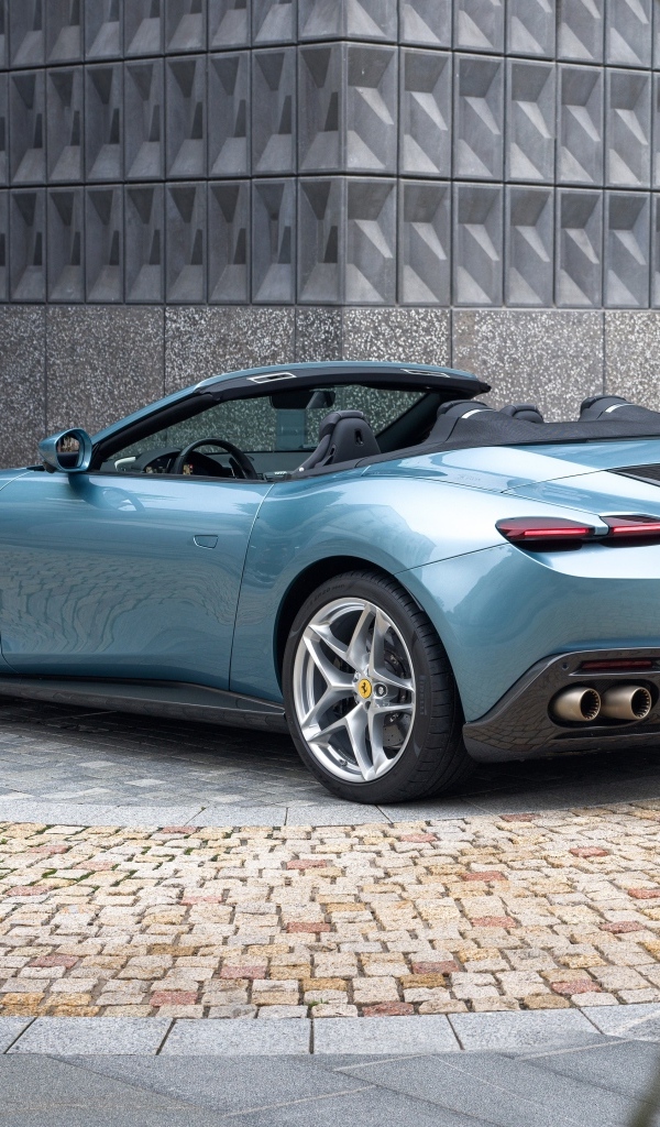 Серебристый автомобиль Ferrari Roma Spider 2023  года