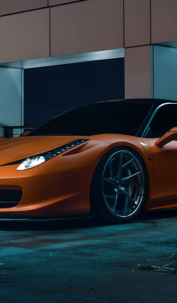 Спорткар Ferrari 458  на  парковке