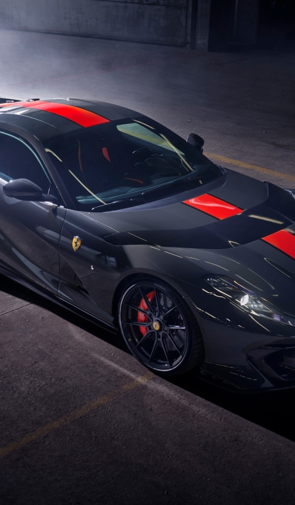 Вид сверху на автомобиль Ferrari 812 на стоянке