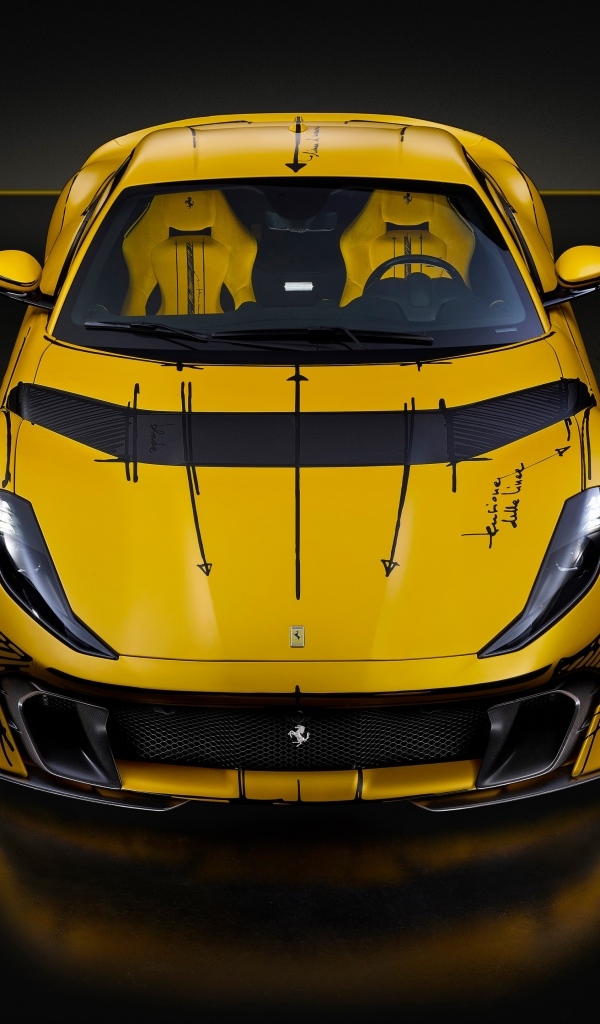 Желтый автомобиль Ferrari 812 вид спереди