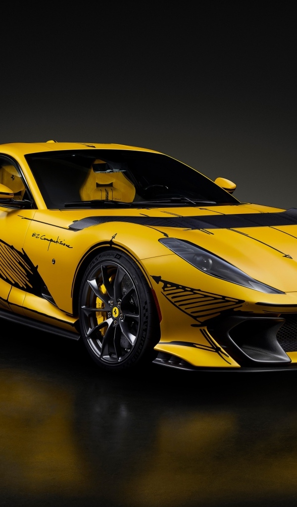Желтый спортивный автомобиль Ferrari 812