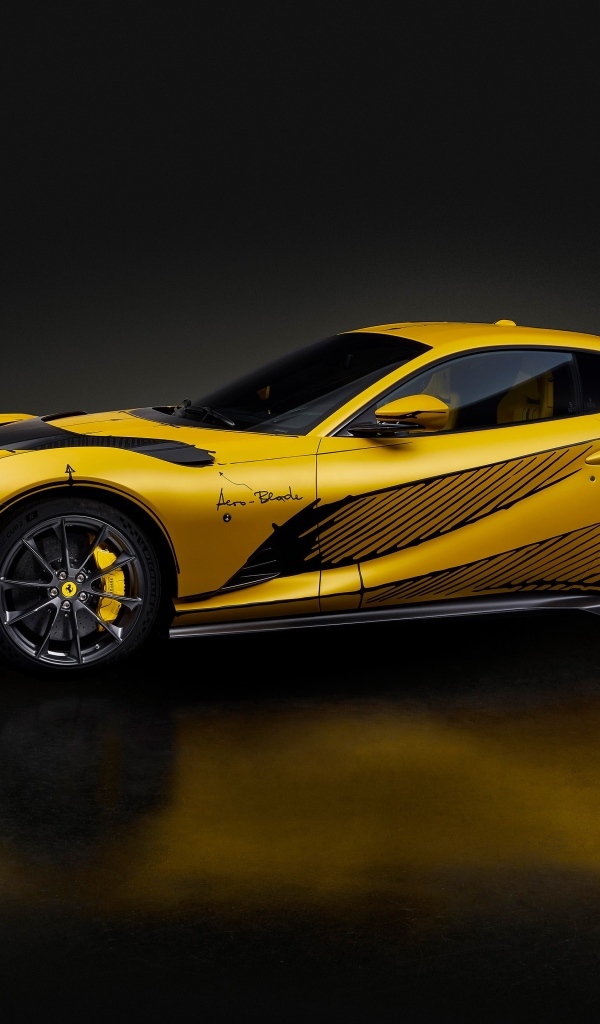 Желтый спортивный автомобиль Ferrari 812 вид сбоку