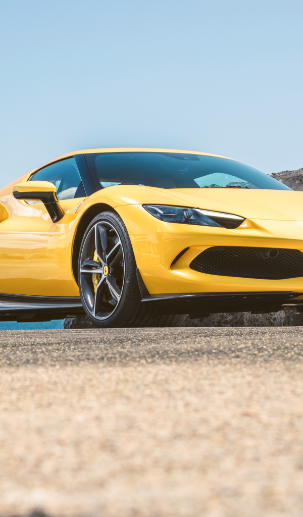 Желтый автомобиль Ferrari 296 GTB