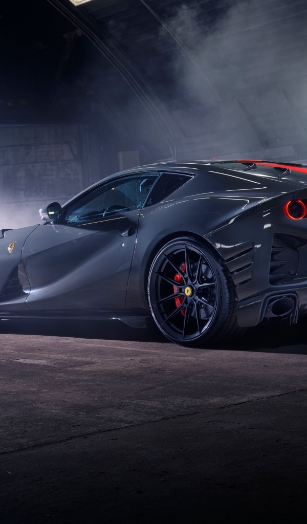 Серебристый спортивный автомобиль Ferrari 812 вид сзади