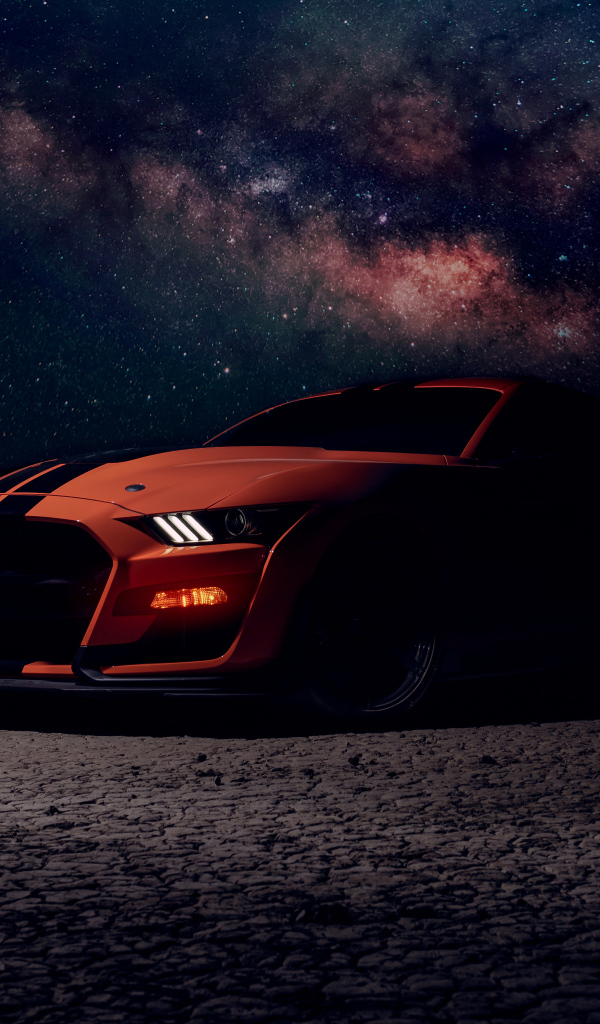 Красивый автомобиль Ford Shelby GT500 на фоне ночного неба