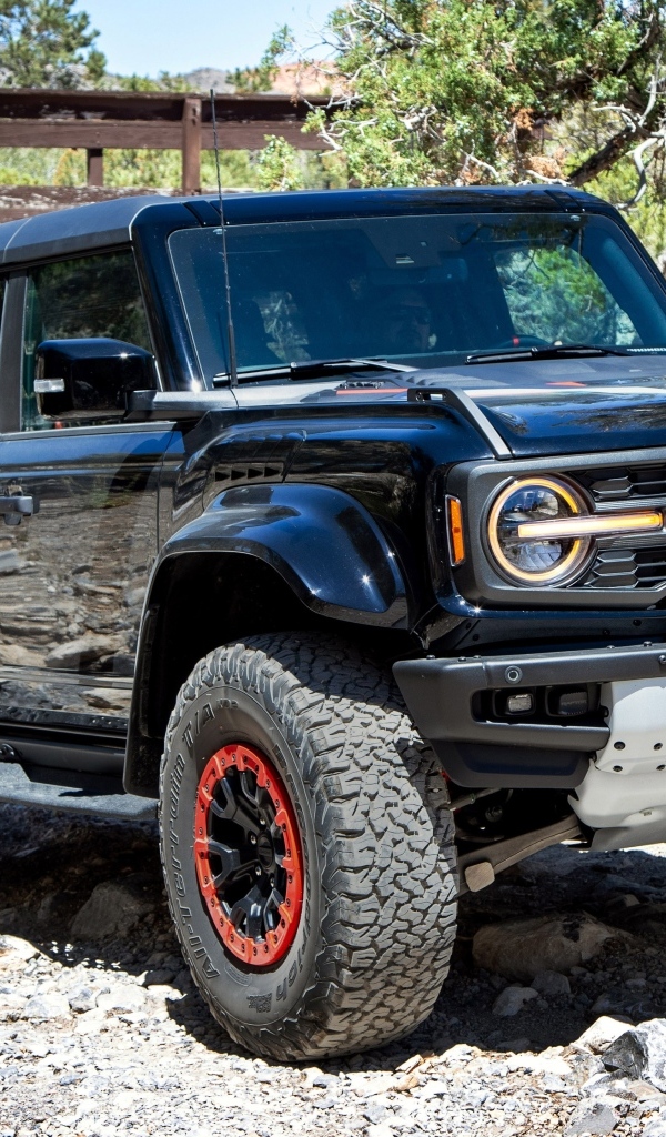 Черный джип Ford Bronco Raptor Code Orange Package 2024 года