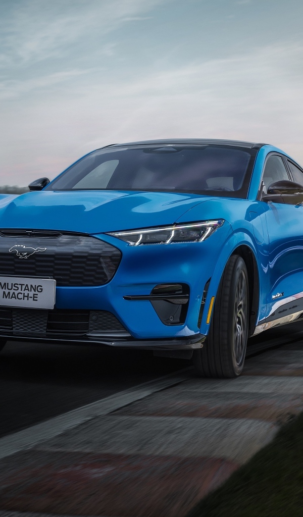 Голубой автомобиль Ford Mustang Mach-E GT Performance 2023 года на трассе