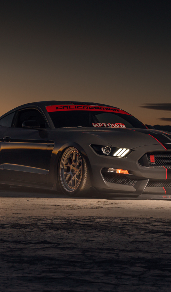 Автомобиль форд Shelby GT350 ночью