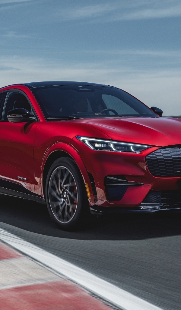 Красный автомобиль Ford Mustang Mach-E GT Performance 2023 года