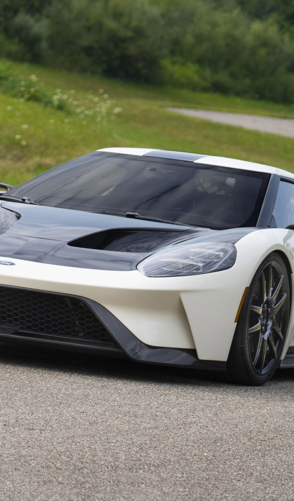 Стильный Ford GT 64 Heritage, 2022 года на дороге