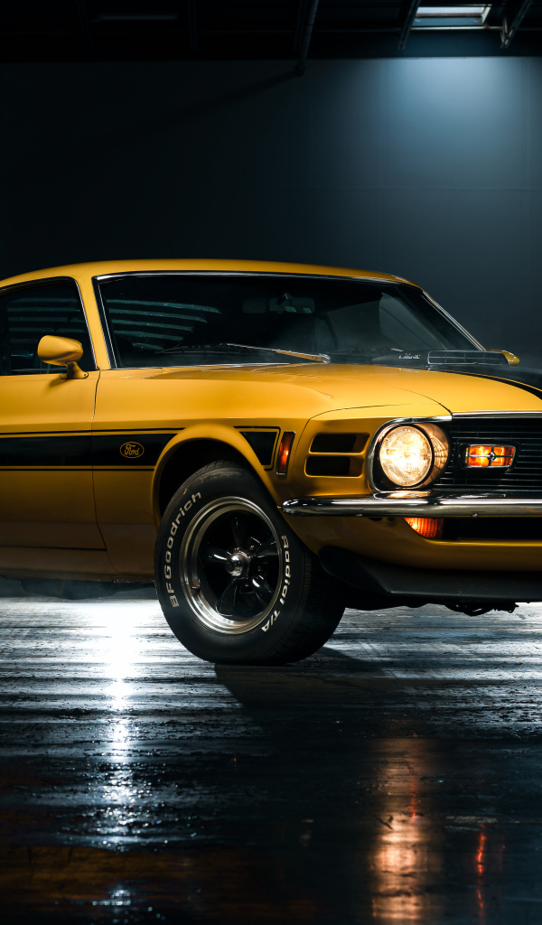 Желтый спортивный автомобиль Ford Mustang Mach 1