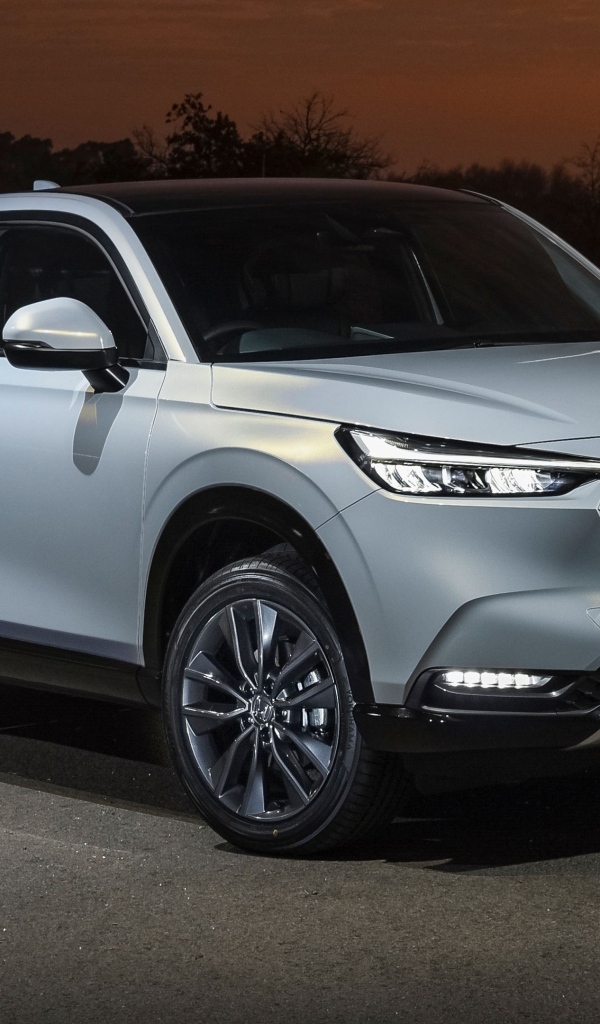 Серебристый Honda HR-V ночью