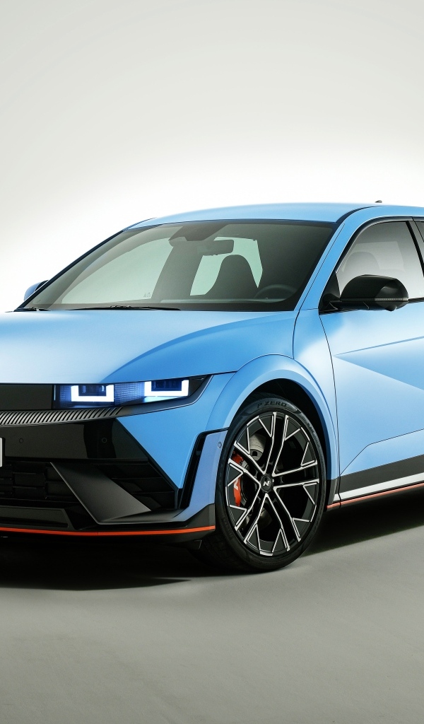 Голубой автомобиль Hyundai IONIQ 5 N