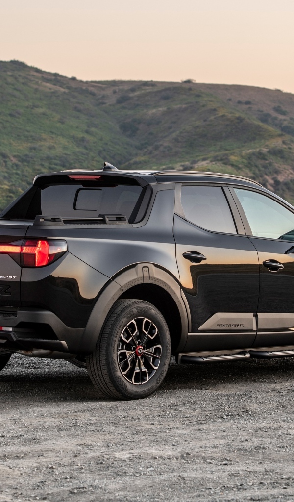 Большой черный пикап Hyundai Santa Cruz XRT 2024 года вид сзади