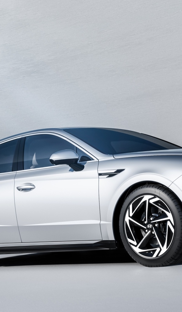 Серебристый новый автомобиль Hyundai Sonata 2023 года