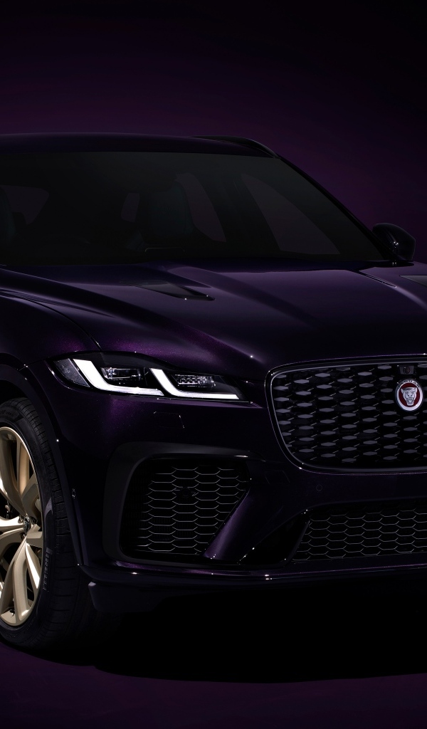 Автомобиль Jaguar F-Pace SVR  на черном фоне