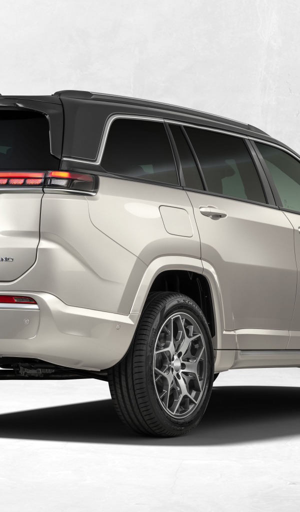 Внедорожник Jeep Commander Overland 2022 года вид сзади