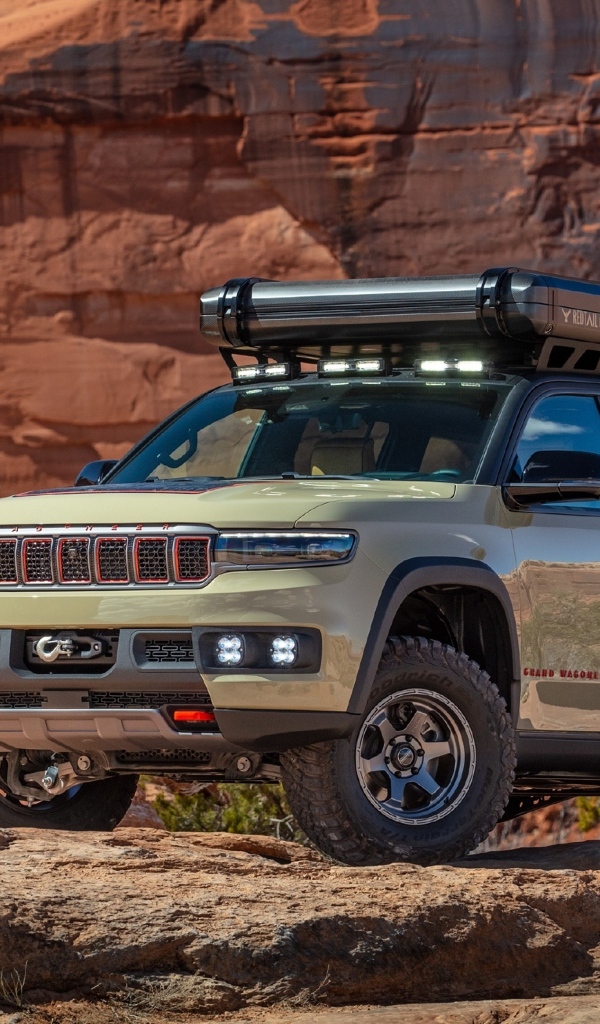 Автомобиль Jeep Grand Wagoneer Overland Concept 2023 года на фоне гор