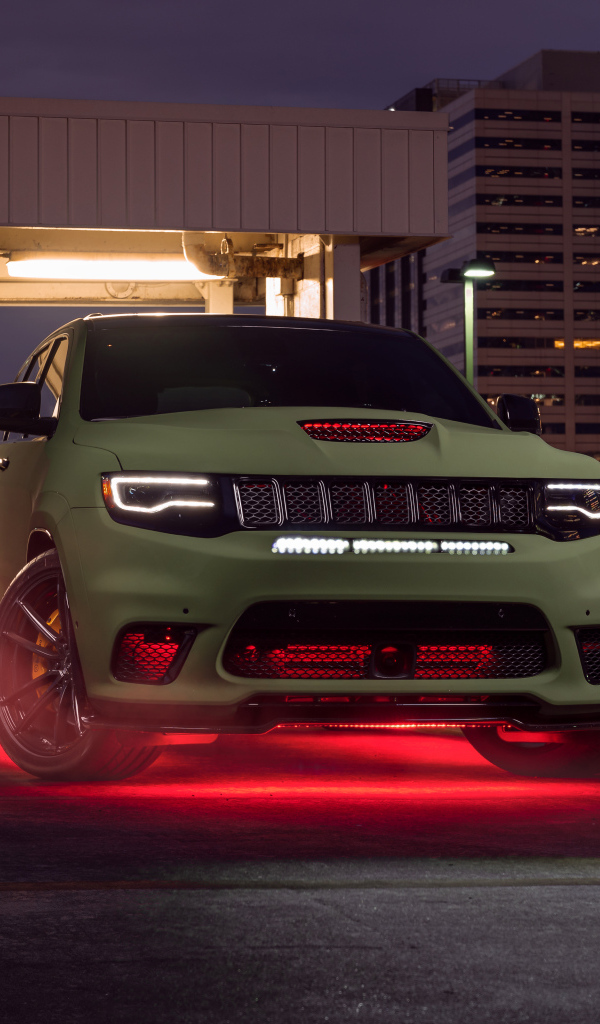 Большой стильный Jeep Trackhawk у здания