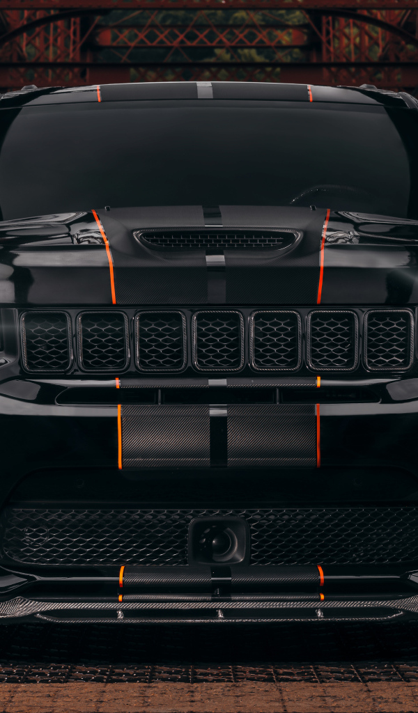 Черный Jeep Trackhawk на мосту