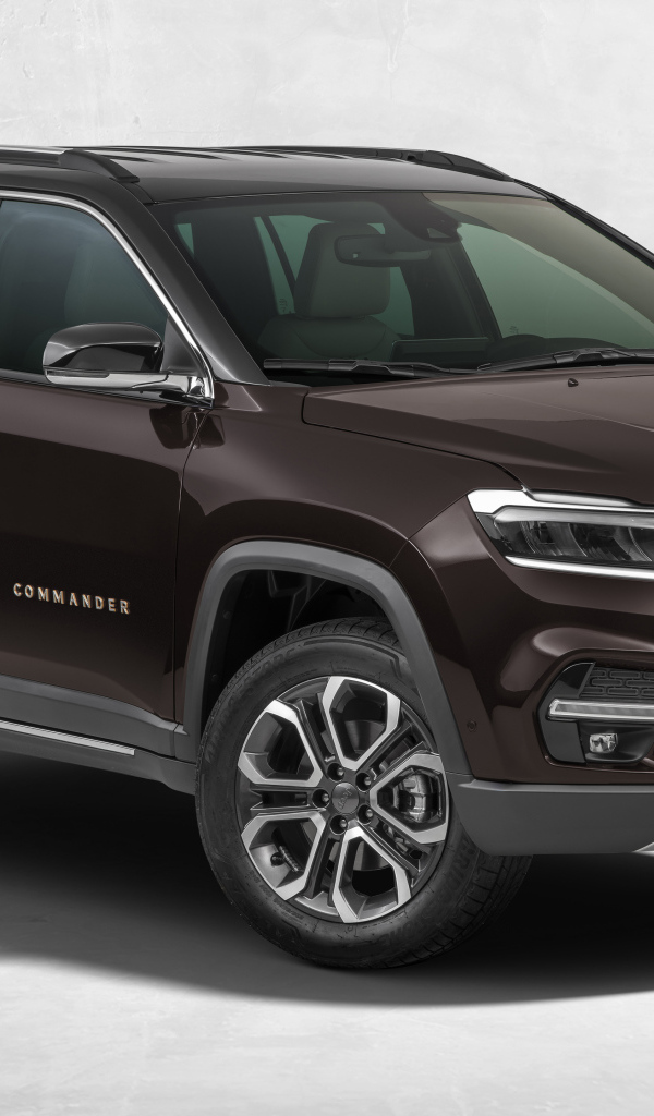 Коричневый Jeep Commander Limited TD380 4x4, 2023 года на сером фоне