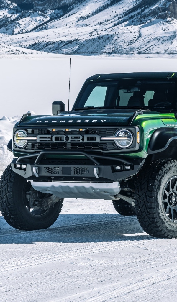 Зеленый джип Hennessey VelociRaptor 500 Bronco 2023 года на снегу