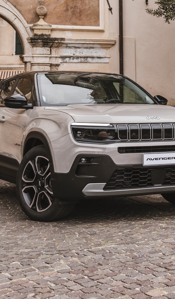 Внедорожник Jeep Avenger E-Hybrid в городе