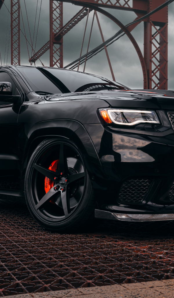 Внедорожник Jeep Trackhawk на железном мосту