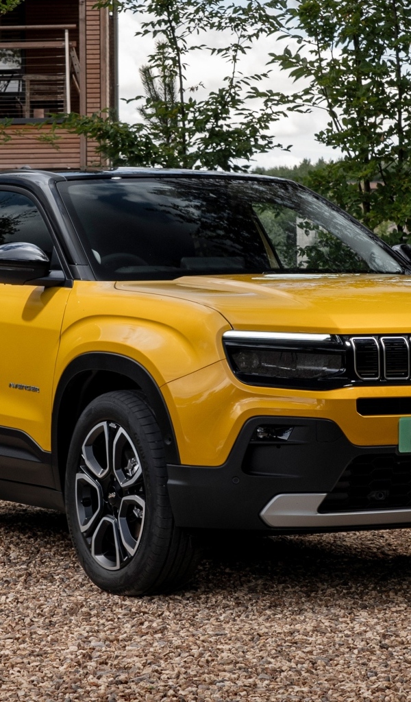 Желтый автомобиль Jeep Avenger BEV Summit 2023 года