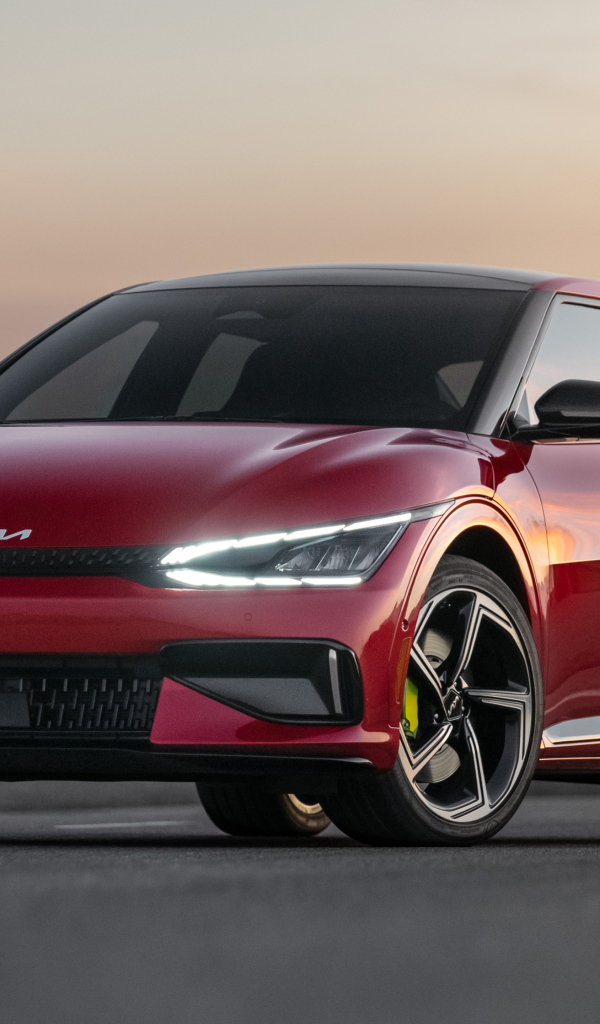 Красивый красный автомобиль Kia EV6 GT 2023  года