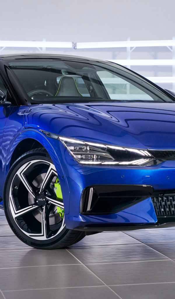 Синий автомобиль Kia EV6 GT 2022 года