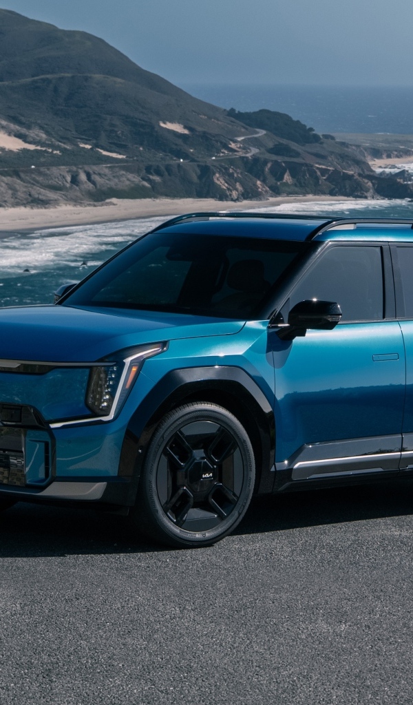 Синий автомобиль Kia EV9 GT-Line 2024 года