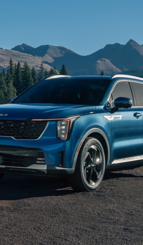 Синий внедорожник Kia Sorento HEV 2025 года на фоне гор