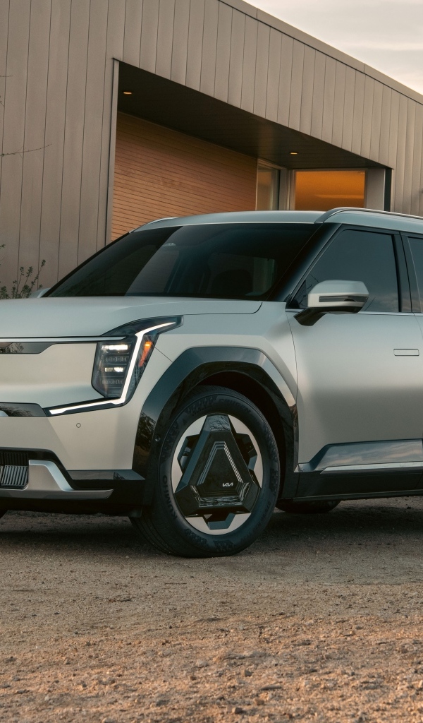 Новый серебристый автомобиль Kia EV9,  2024 года