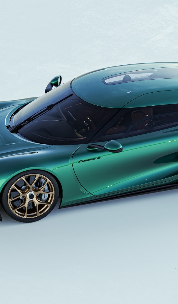 Вид сбоку на автомобиль  Koenigsegg Gemera 2024 года