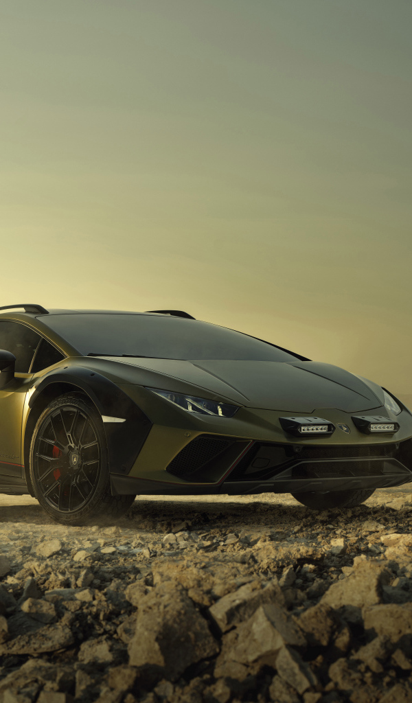 Автомобиль Lamborghini Huracan Sterrato 2023 года