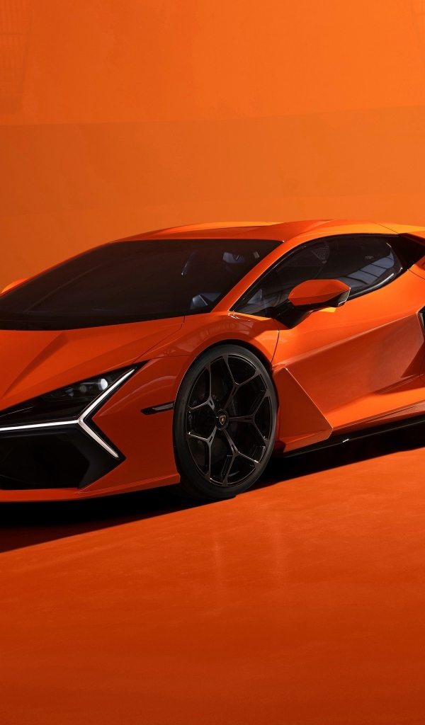 Автомобиль Lamborghini Revuelto 2023 года на оранжевом фоне