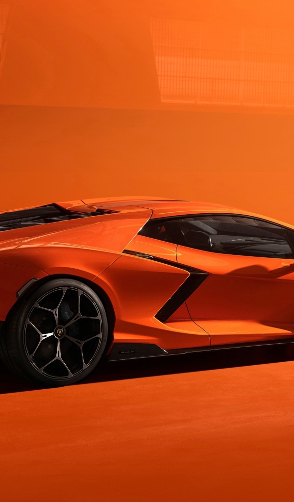 Автомобиль  Lamborghini Revuelto 2023 года вид сзади