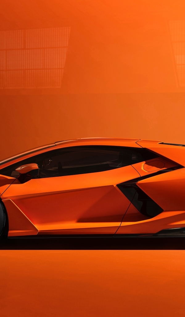 Автомобиль Lamborghini Revuelto 2023 года вид сбоку