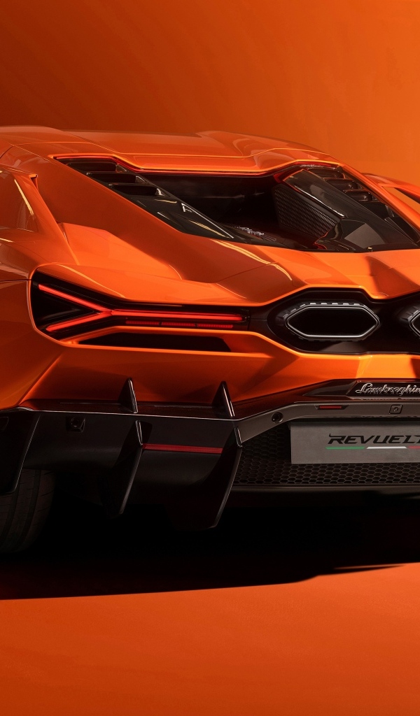 Оранжевый автомобиль Lamborghini Revuelto 2023 года вид сзади