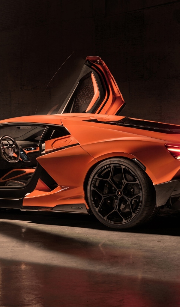 Гоночный автомобиль  Lamborghini Revuelto 2023 года с открытыми дверями