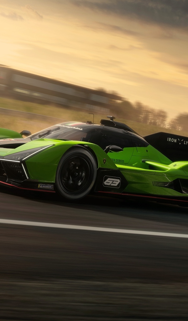 Автомобиль Lamborghini SC63 2023 года на гоночной трассе